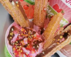 Hallon churros med mjukglass