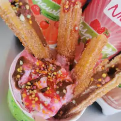 Hallon churros med mjukglass