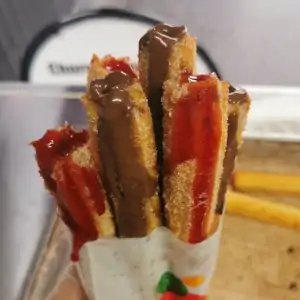 Jordgubb churros med mjukglass